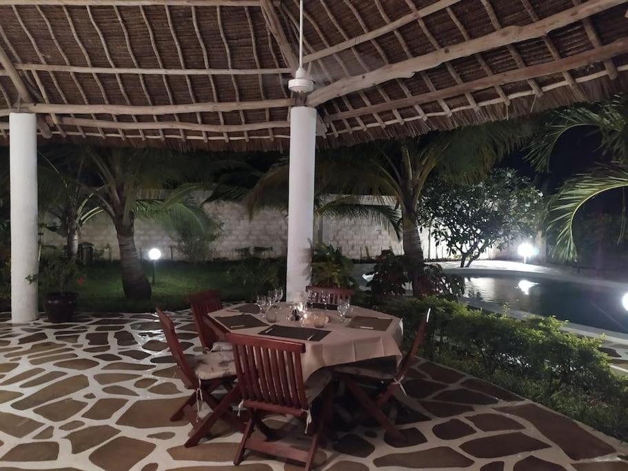 Twiga House Resort Piscina ☆☆☆☆☆ Pearl Beach Watamu Esterno foto